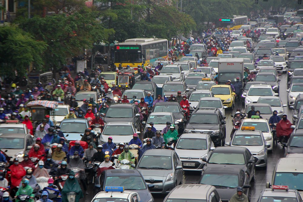 Hà Nội mù mịt, tắc cứng trong mưa phùn